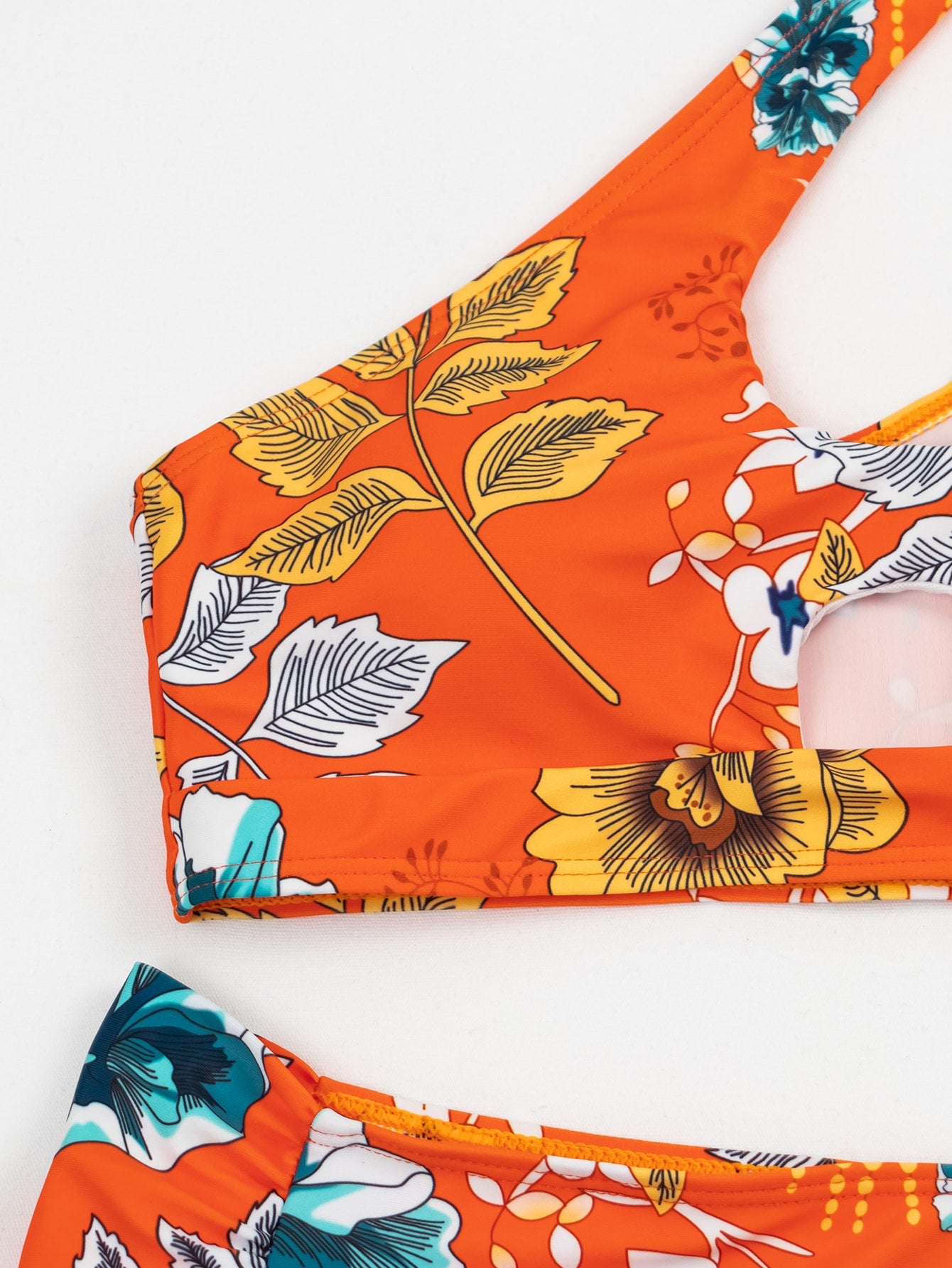 Bikini de un hombro con abertura floral