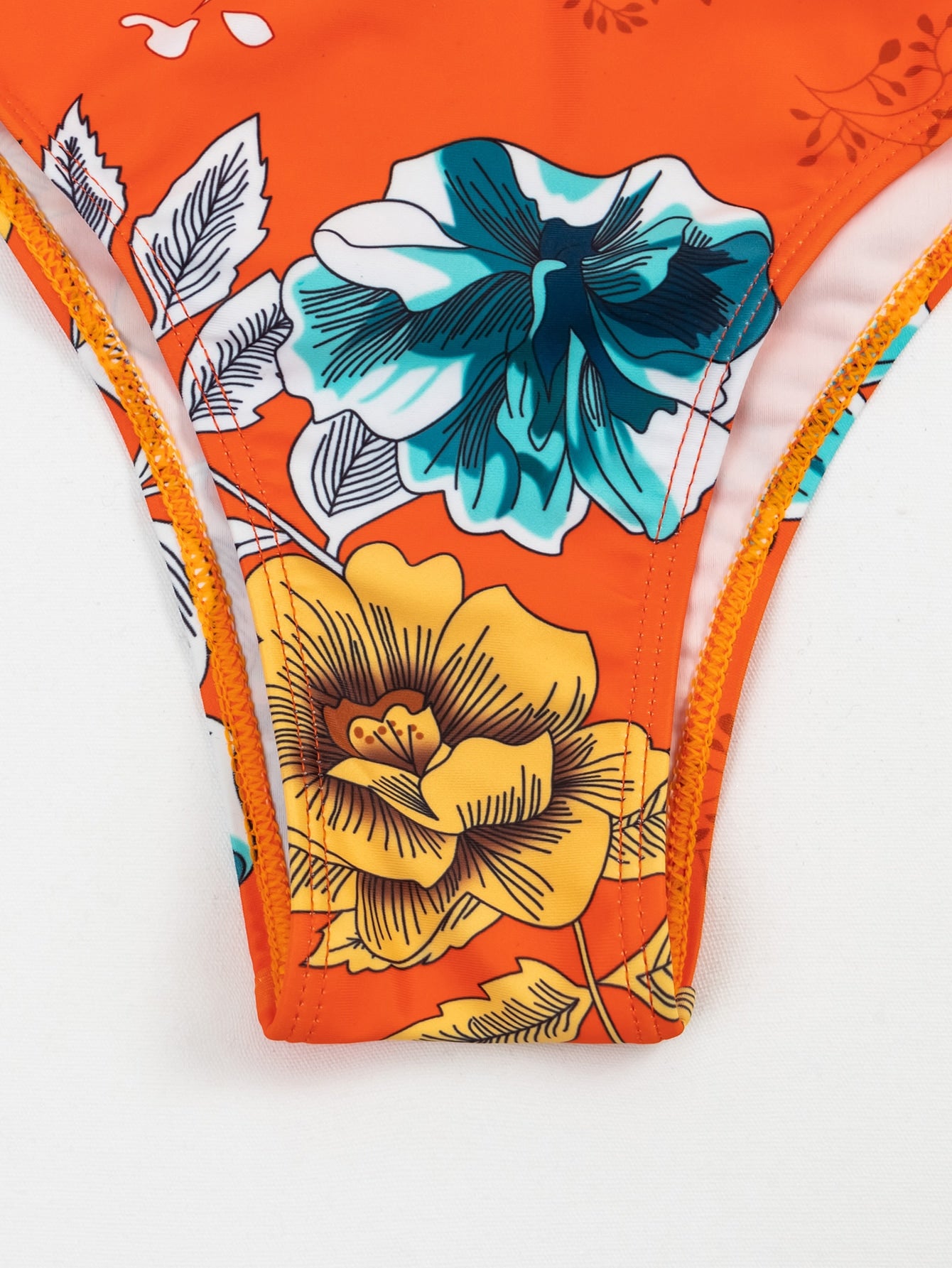 Bikini de un hombro con abertura floral