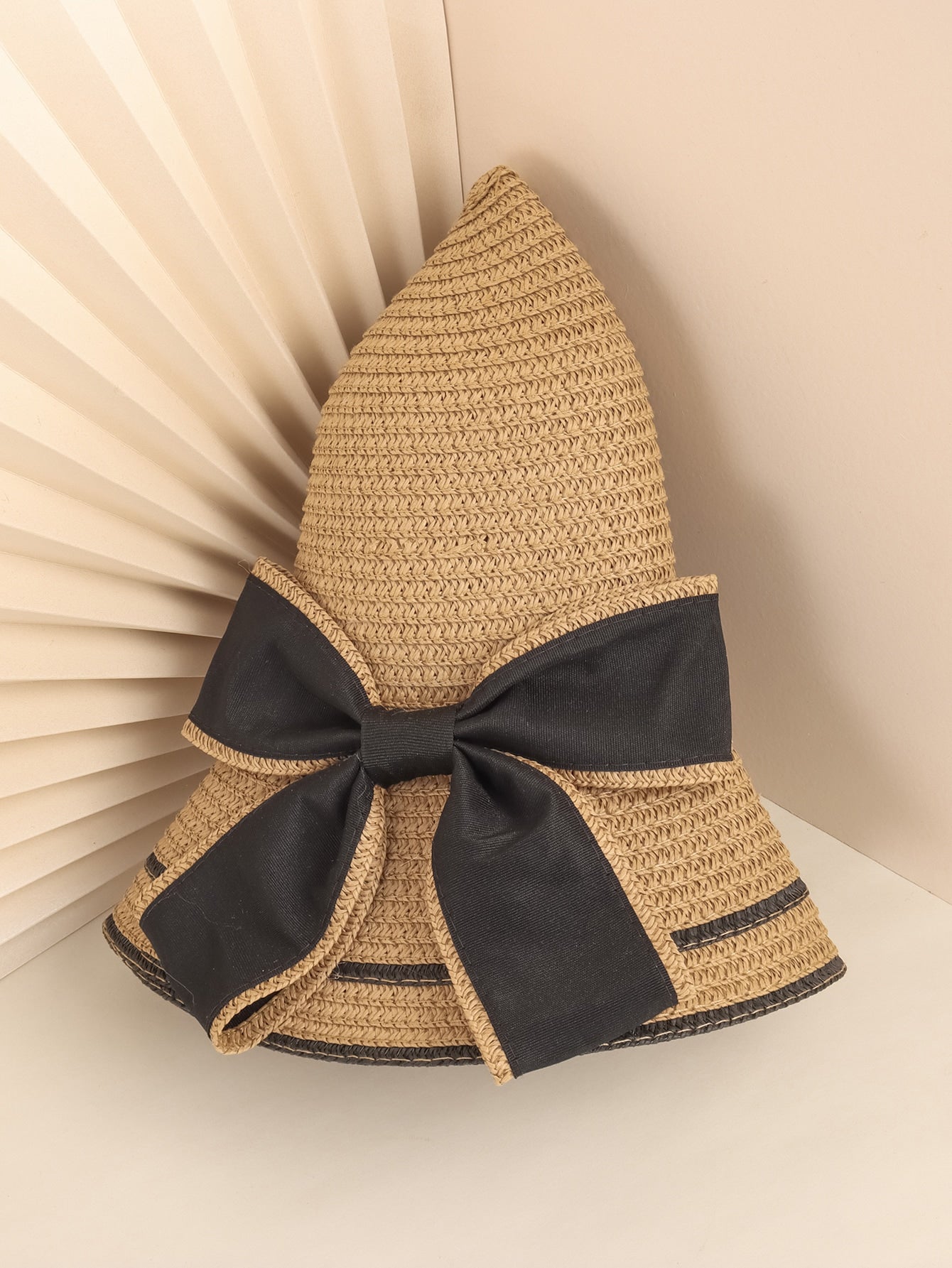 Sombrero de paja con diseño de lazo