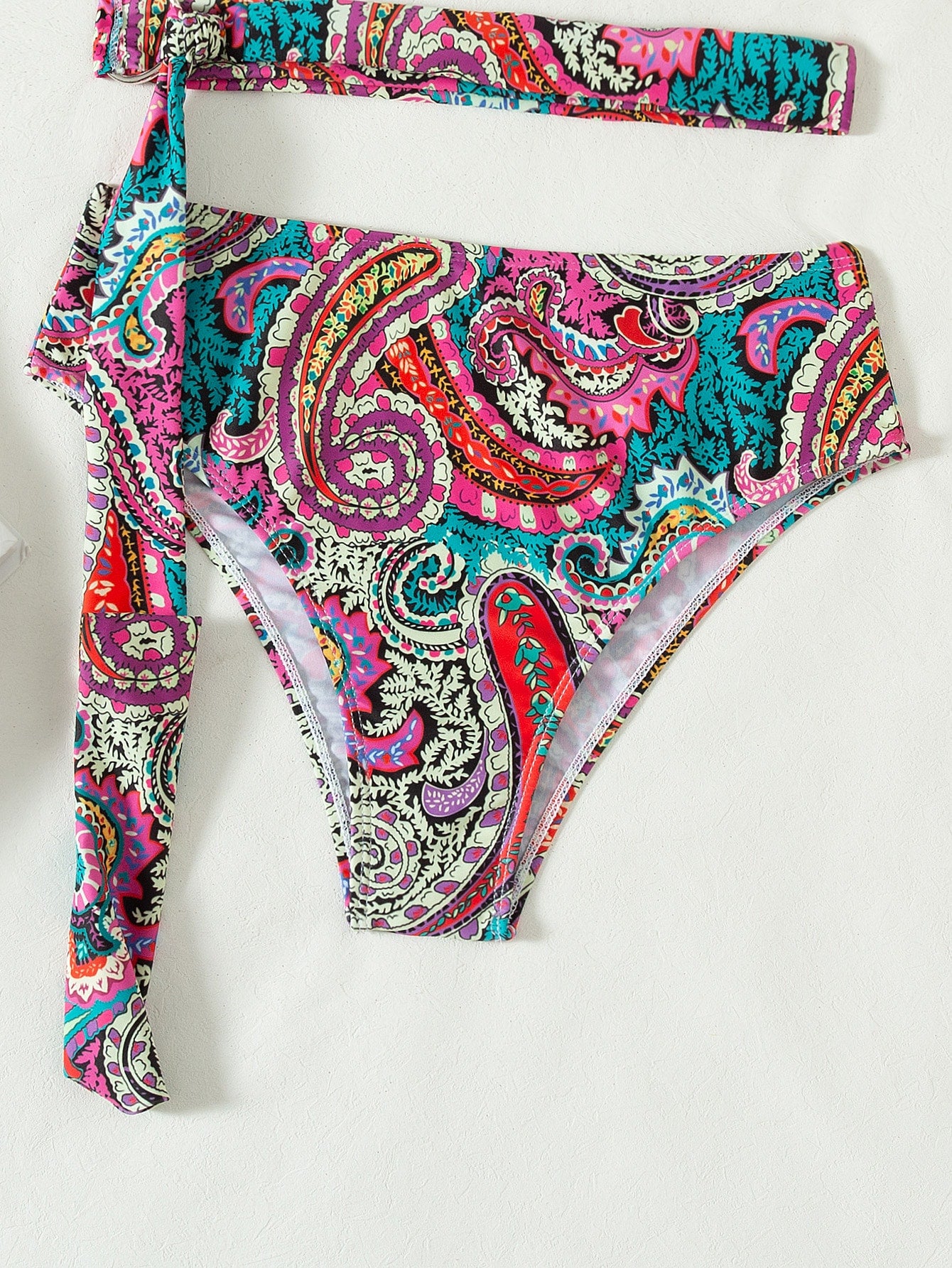 Bikini con estampado de paisley vinculado con aro
