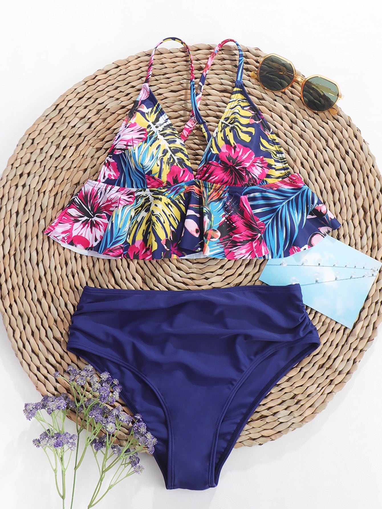 Bikini con estampado floral bajo con fruncido