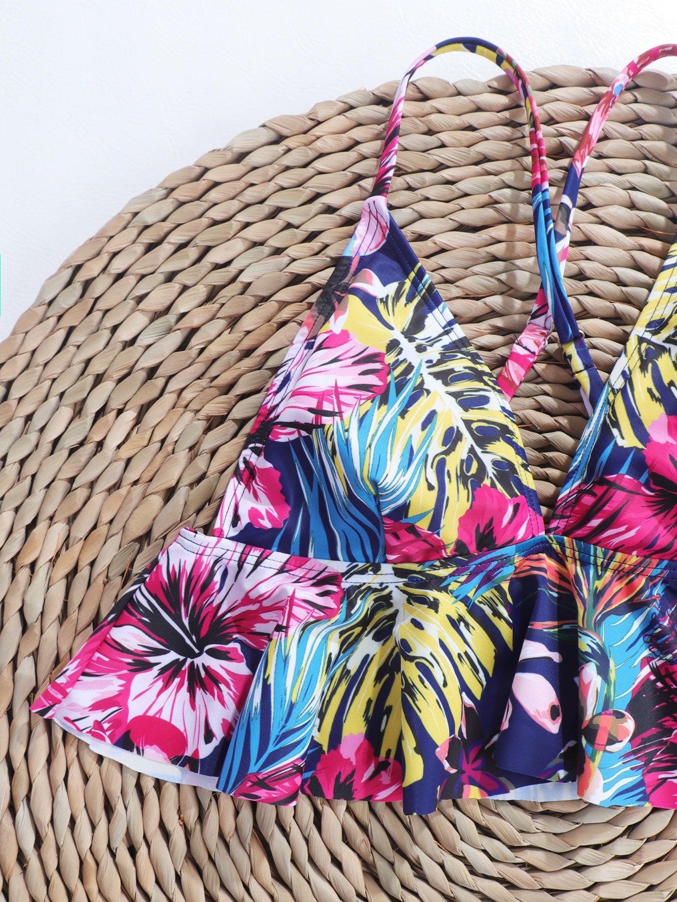 Bikini con estampado floral bajo con fruncido