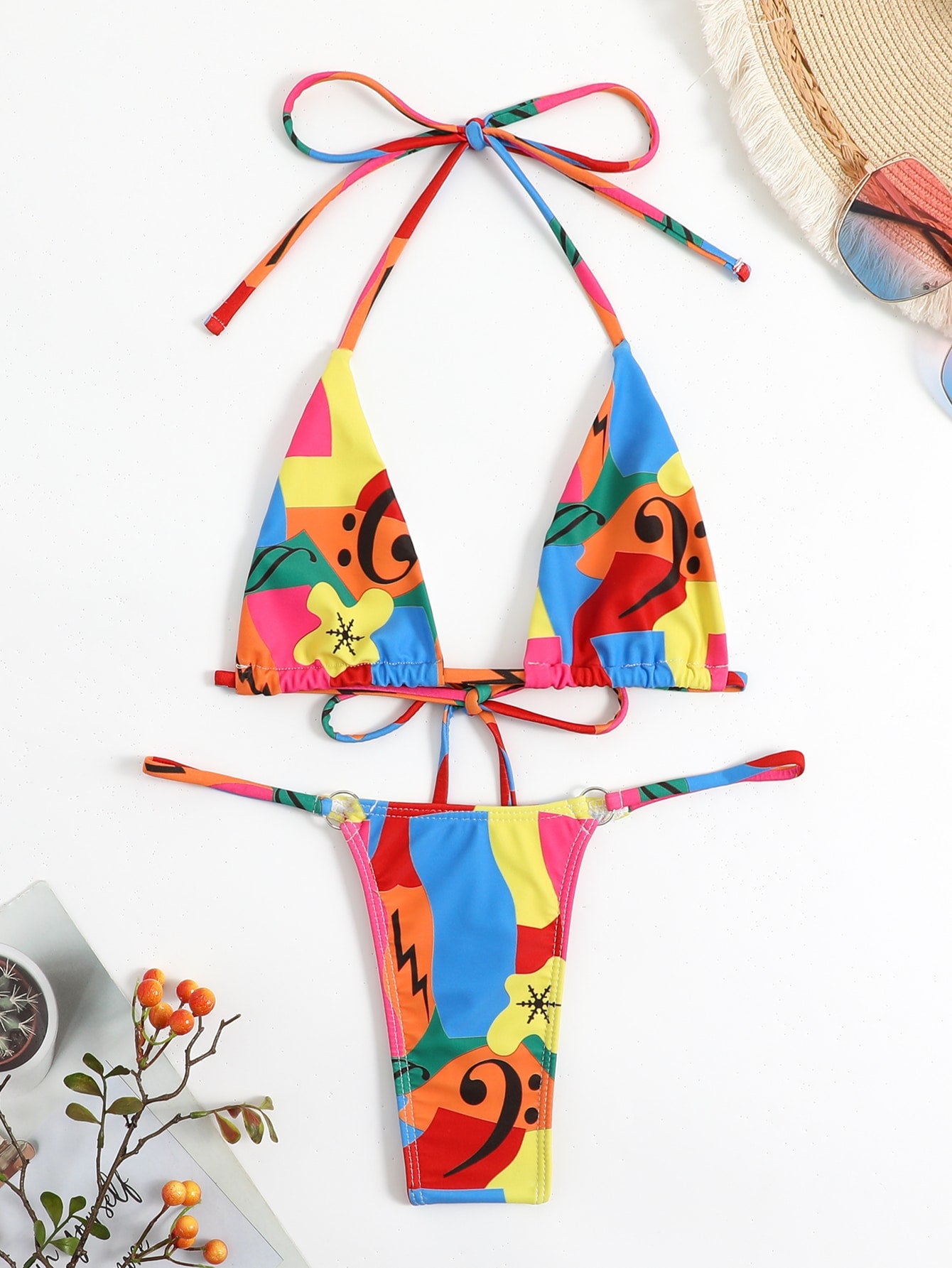 Bikini con tanga triángulo con estampado desigual
