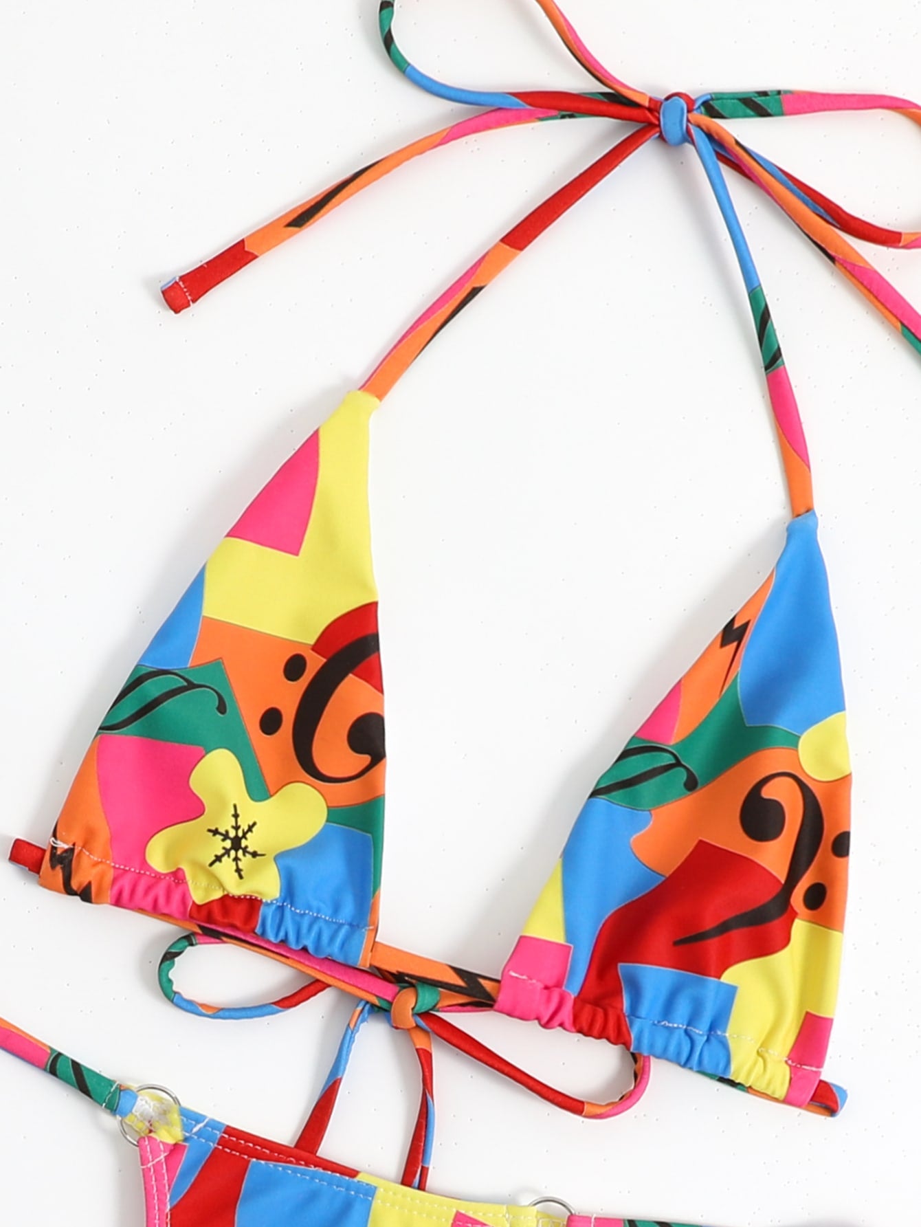 Bikini con tanga triángulo con estampado desigual