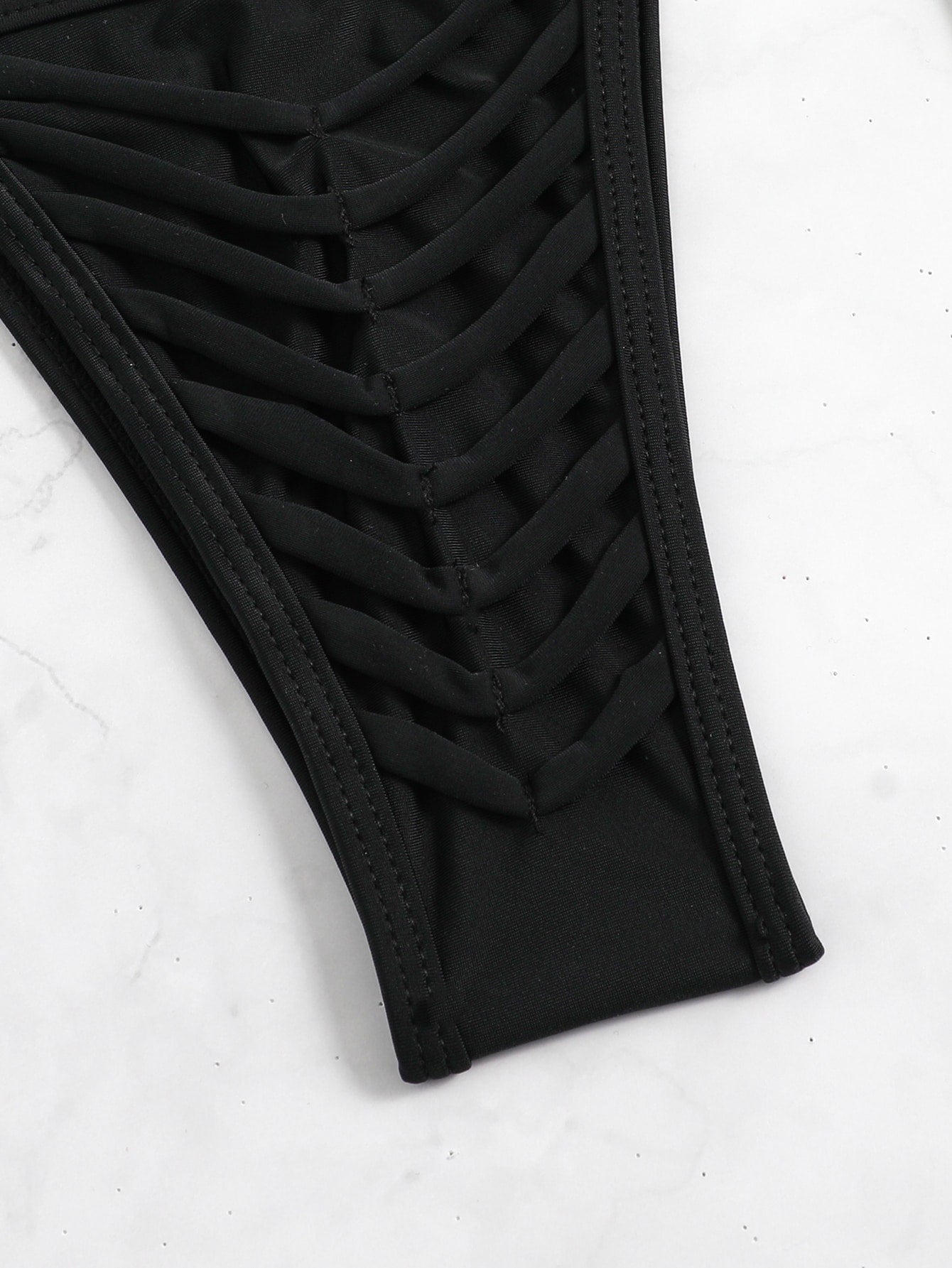 Bikini tanga triángulo con abertura color negro