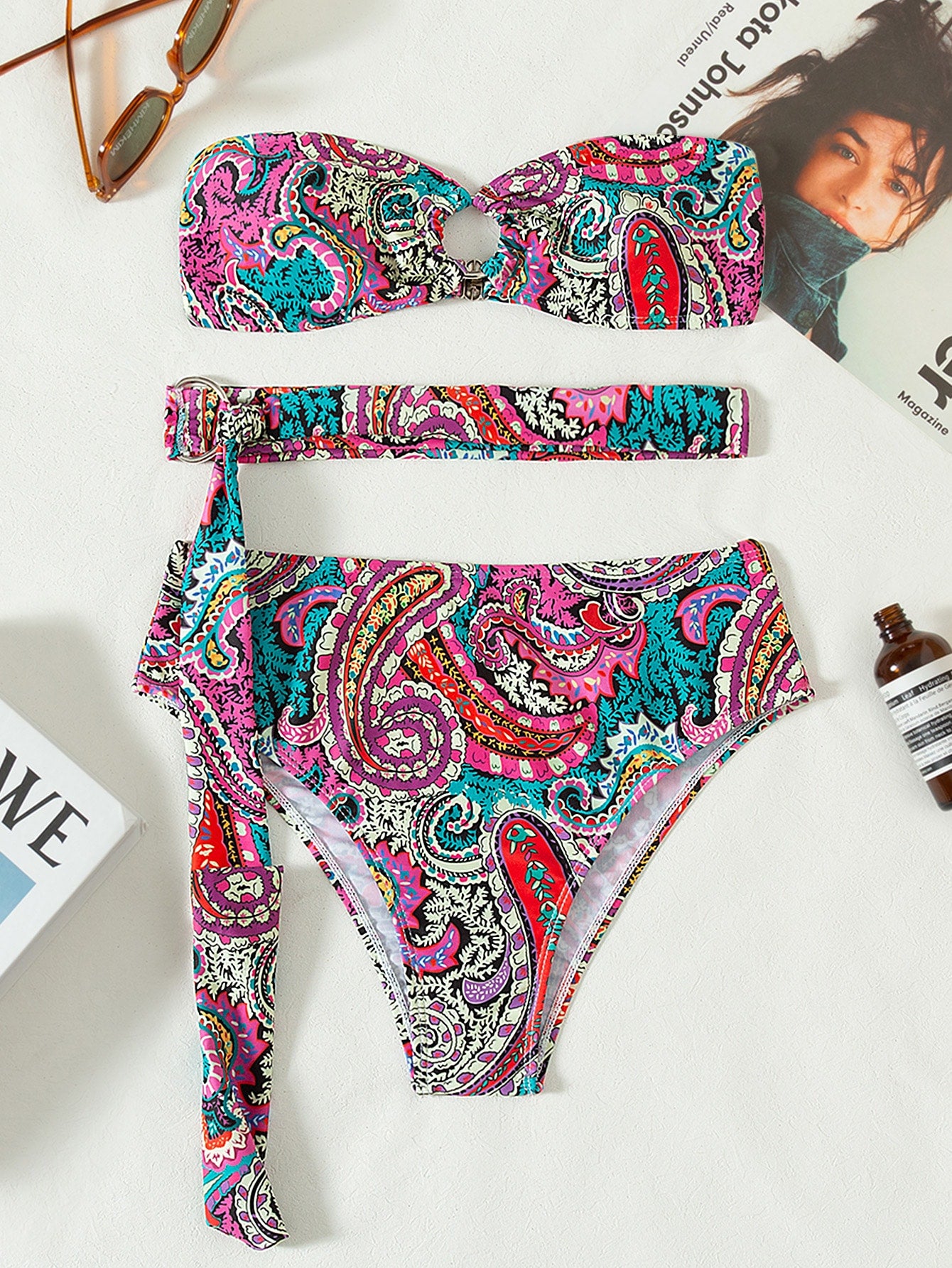 Bikini con estampado de paisley vinculado con aro