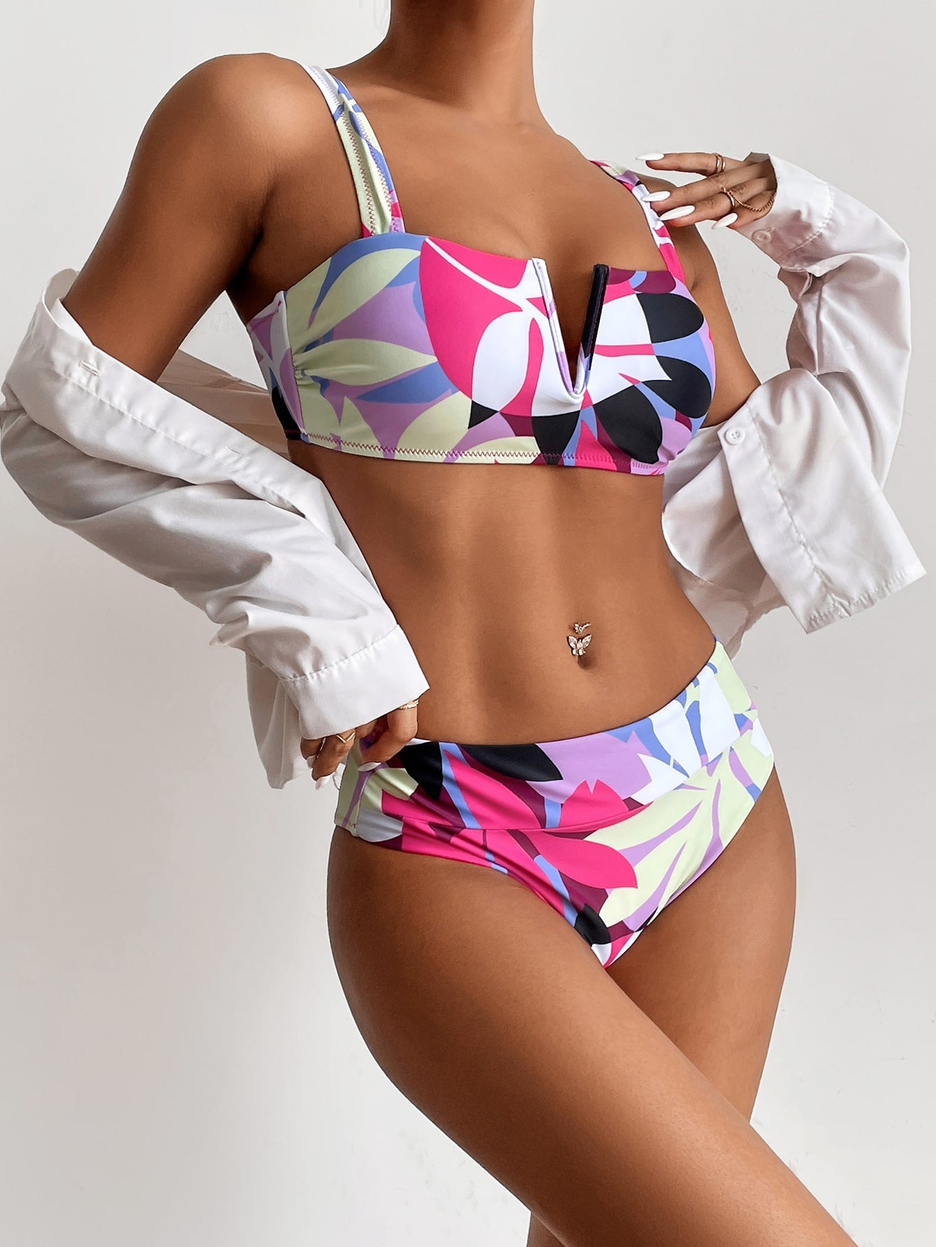 Bikini con estampado de planta corte V