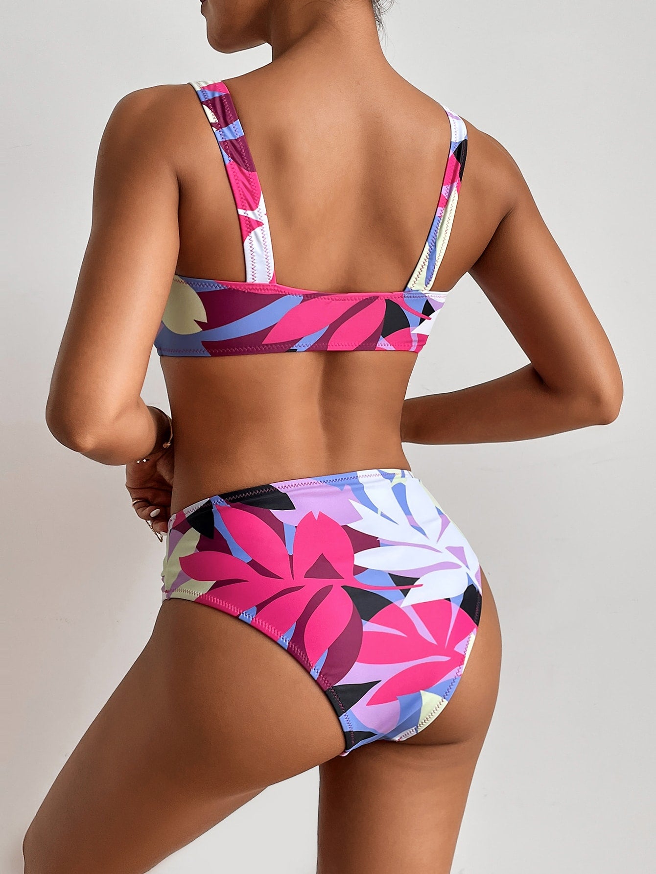 Bikini con estampado de planta corte V