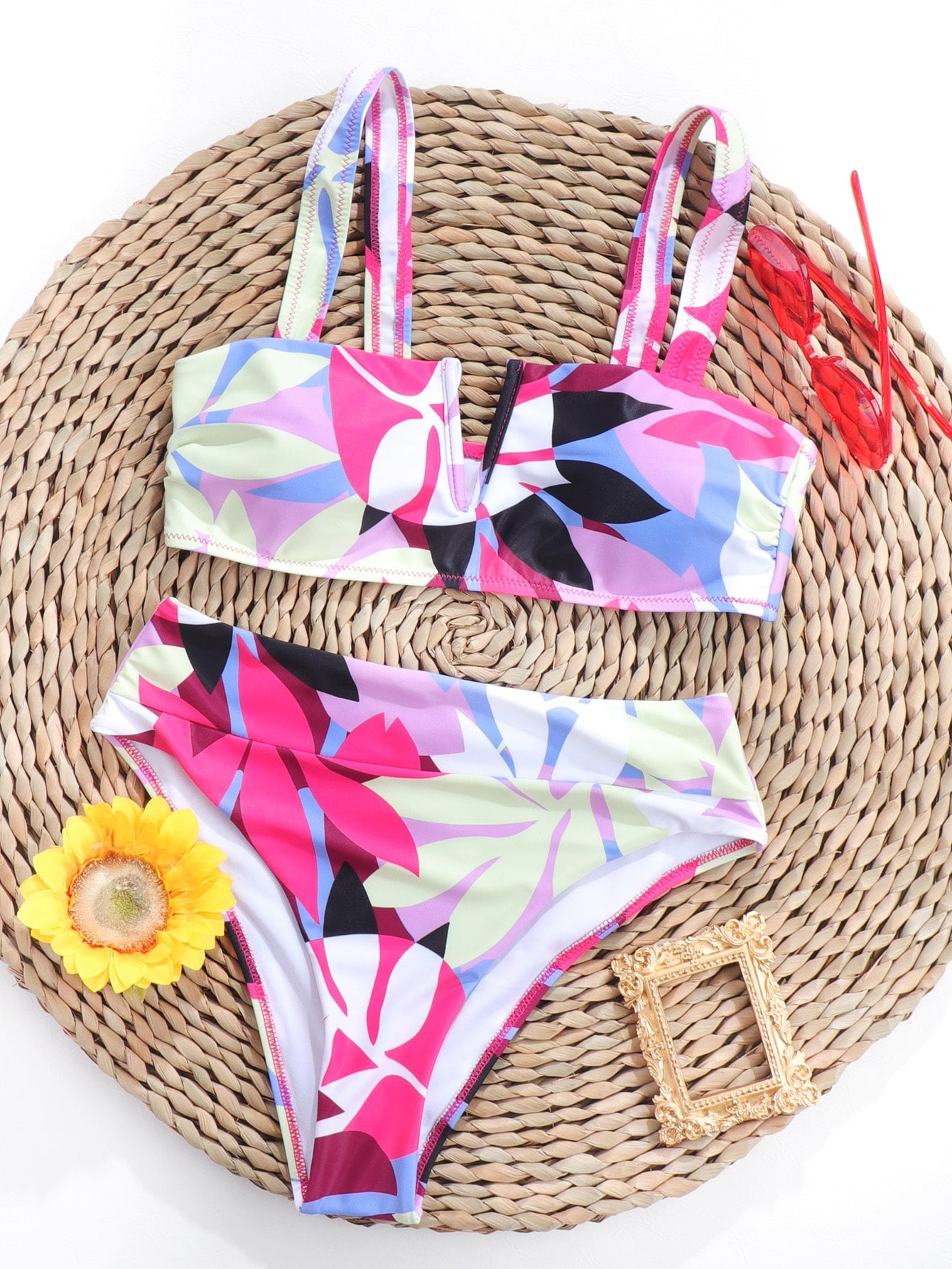 Bikini con estampado de planta corte V