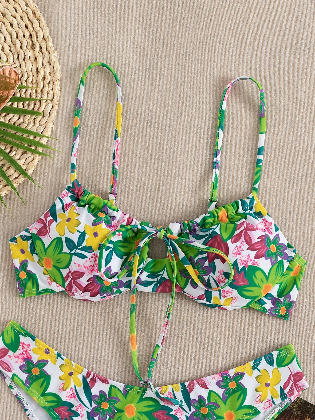 Bikini con aro floral con cordón delantero